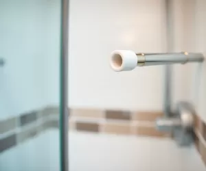 Jaki silikon sanitarny do kabiny prysznicowej